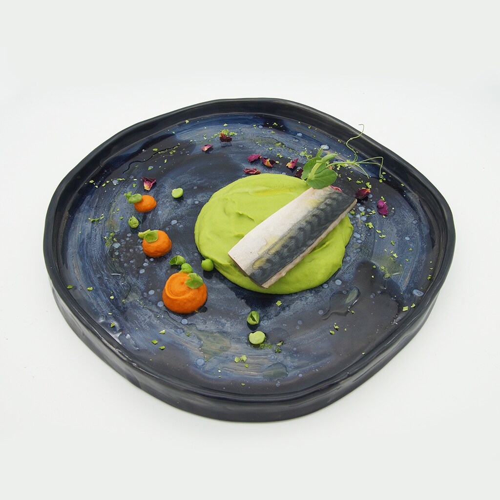 Macrou cu mazare si coulis de ardei copti cu rosii uscate